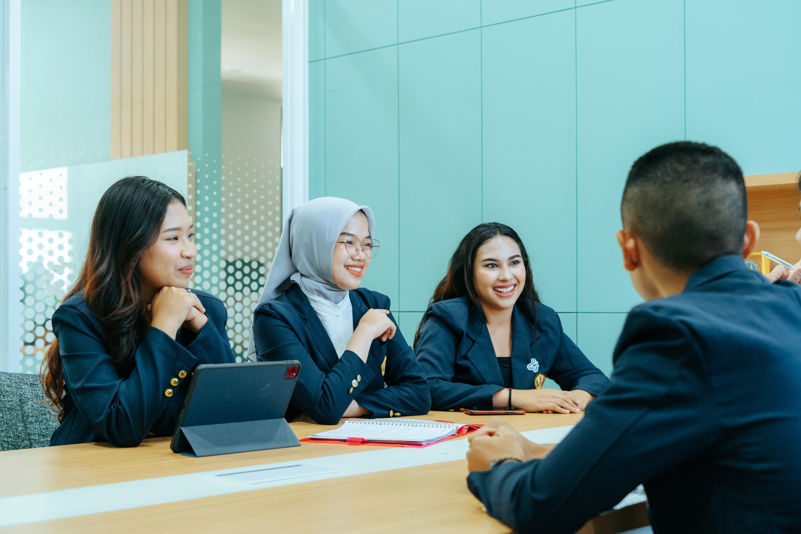 Ilustrasi wirausaha dan beautypreneur di industri kosmetik.