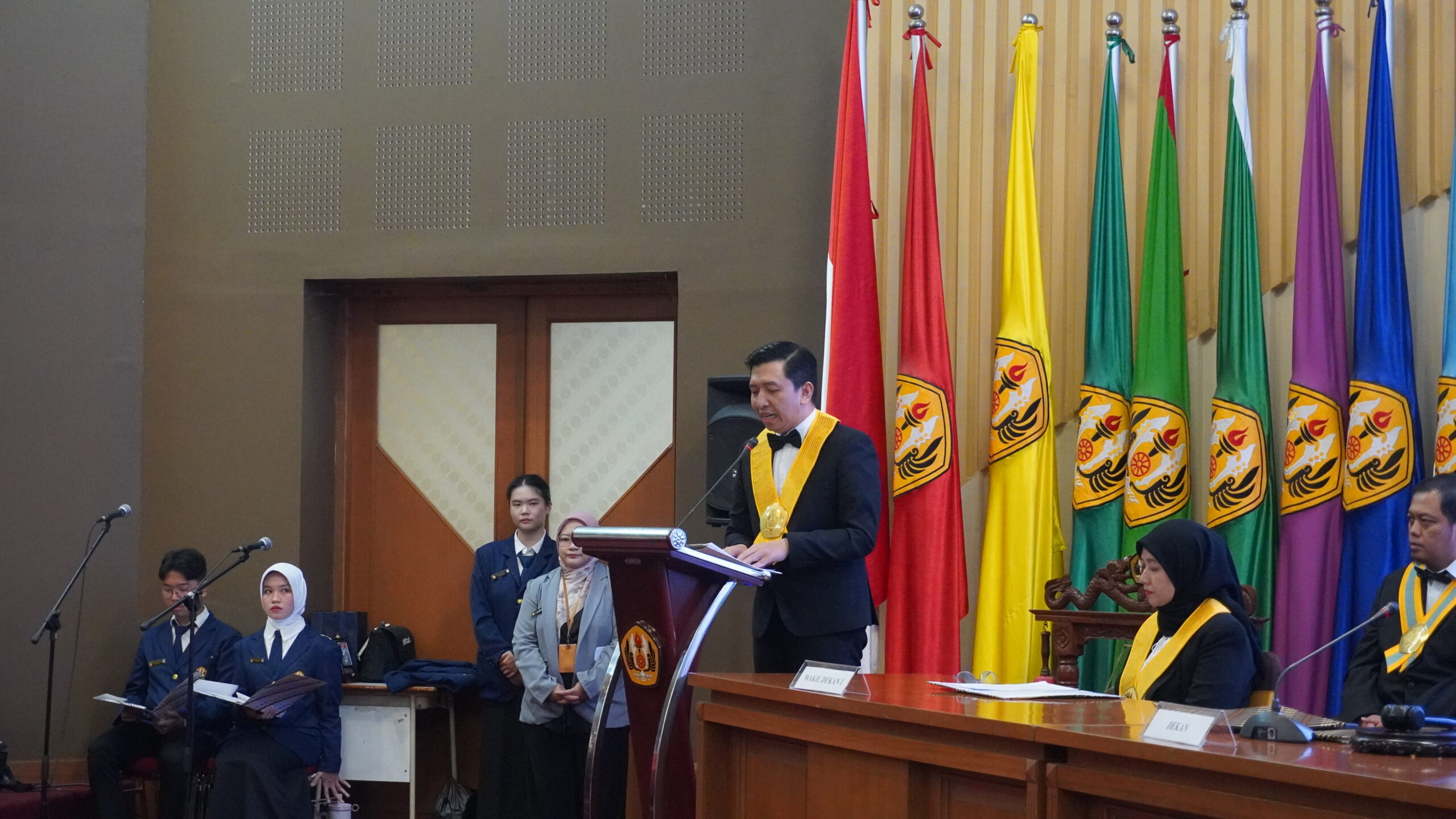 Dekan Fakultas Farmasi Unpad Prof. apt. Auliya Abdurrohim Suwantika menyampaikan sambutan