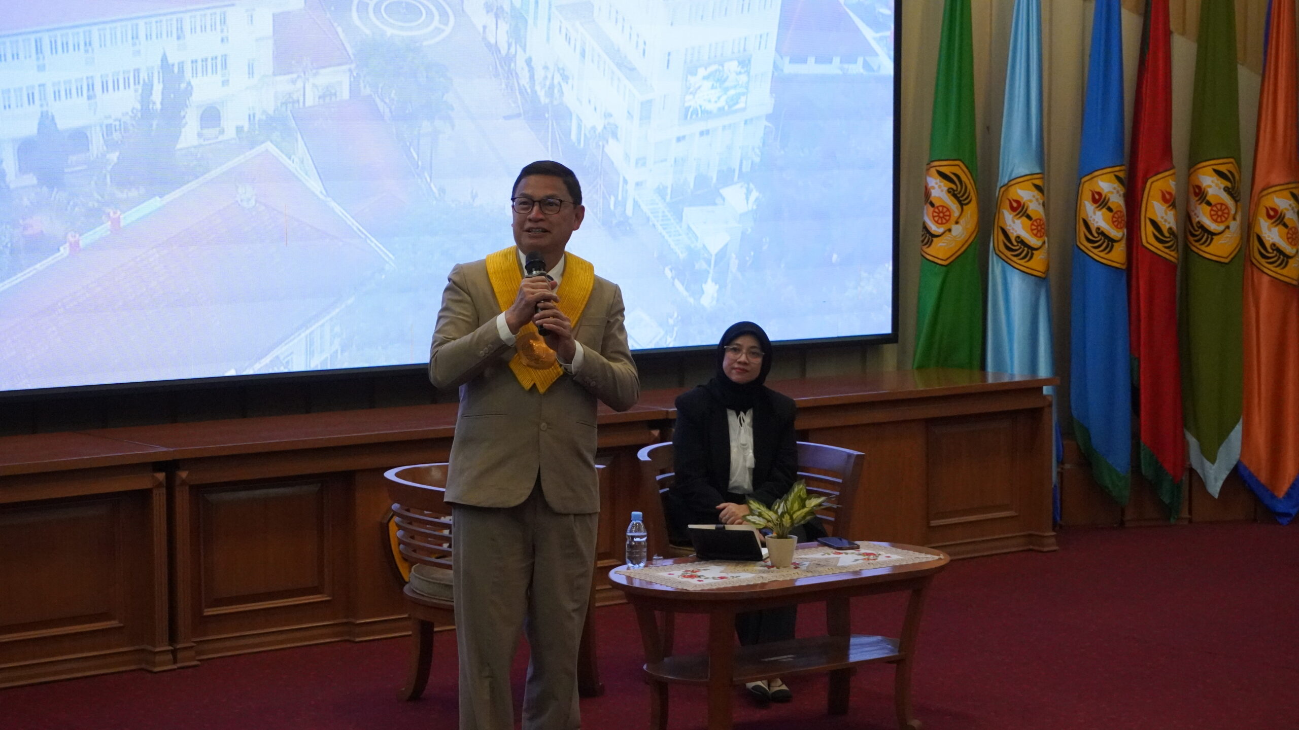 Kepala BPOM RI Prof. dr. Taruna Ikrar menyampaikan materi kuliah umum