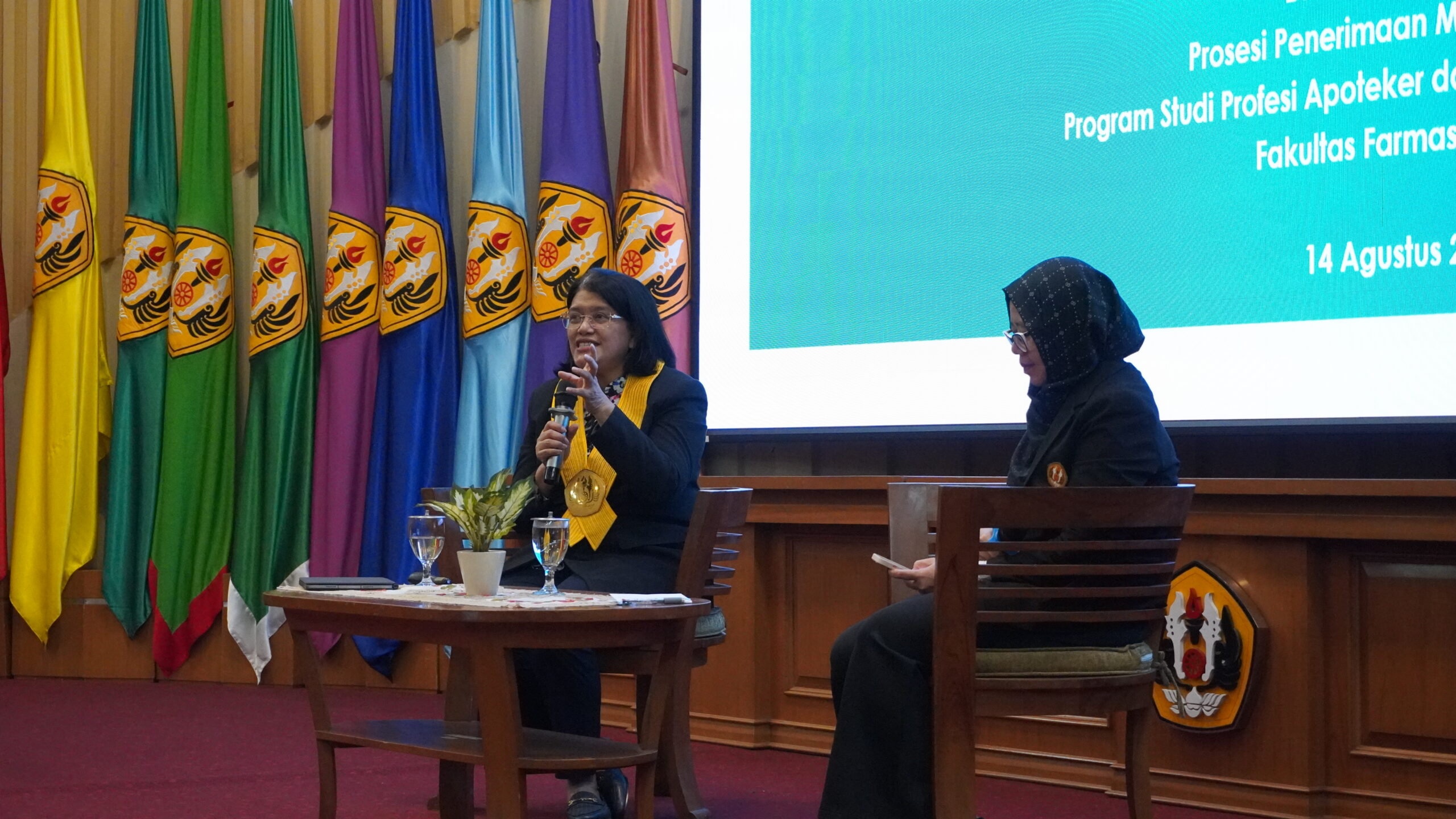 Direktur Jenderal Kefarmasian dan Alat Kesehatan Lucia Rizka Andalusia menyampaikan materi kuliah umum